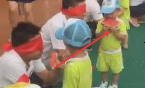 吃瓜幼儿园拍照,萌娃瞬间成焦点