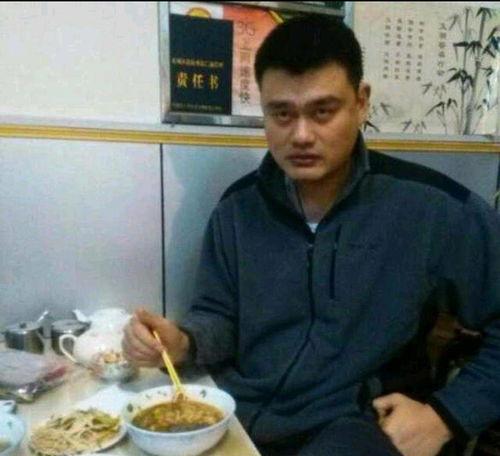 姚明带你吃瓜,一起吃瓜畅谈人生