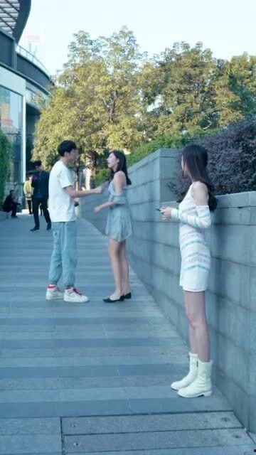 情侣吵架吃瓜乌龙,吃瓜群众笑翻全场